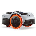 Segway Navimow i210 AWD robotmaaier in lichtgrijs en zwart met opvallende oranje wielen, schuin van voren gezien op een witte achtergrond.