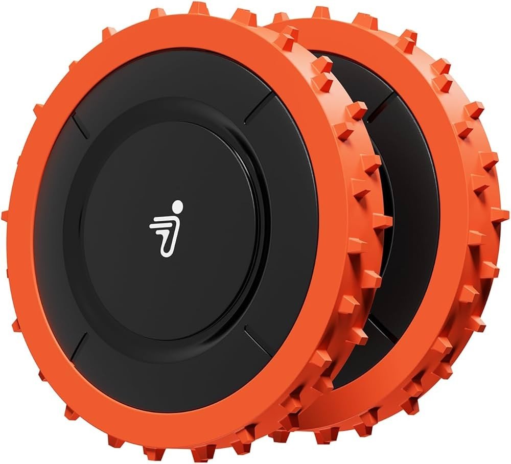 Twee Segway Navimow off-road wielen met een oranje, getande buitenrand en een gladde zwarte binnenkant met wit logo, tegen een witte achtergrond.