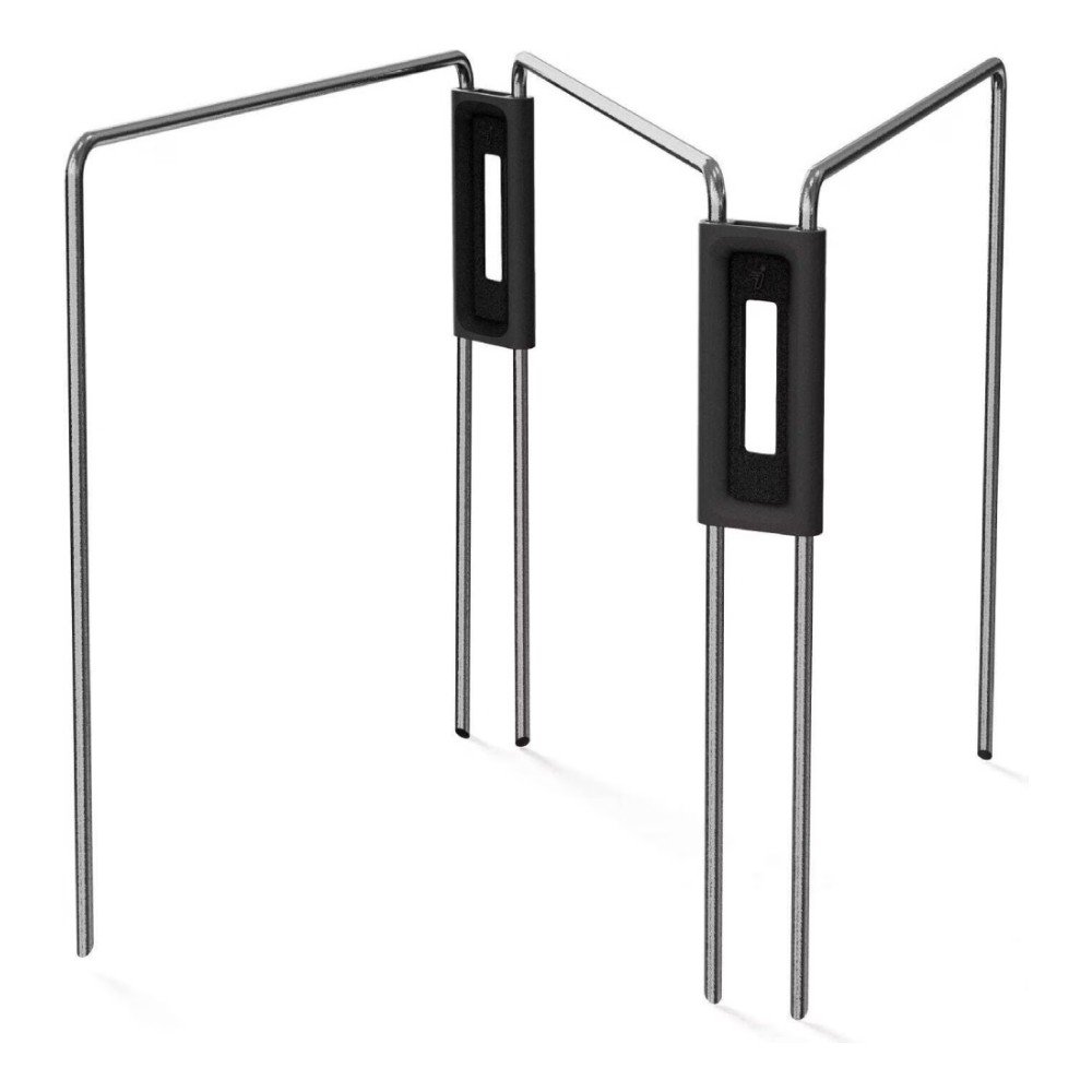 Een close-up op een witte achtergrond van drie losse, U-vormige, zilverkleurige metalen palen van de Segway tijdelijke tuinhekken, met zwarte rubberen klemmen in het midden.