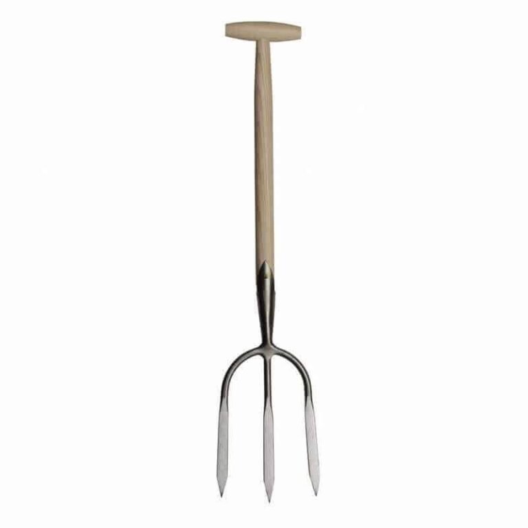 Een SNEEBOER 3-tands rooigreep met een lange houten steel en een T-vormig handvat, de drie metalen tanden wijzen naar beneden. Het gereedschap staat verticaal tegen een effen witte achtergrond.
