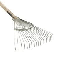 Een bladhark met een houten steel en zilverkleurige metalen tanden, diagonaal afgebeeld tegen een witte achtergrond.