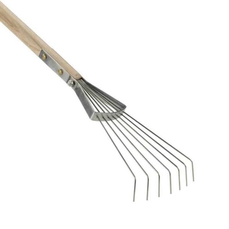 Close-up van de metalen harkkop en een deel van de houten steel van een bladhark met zeven tanden, tegen een witte achtergrond.