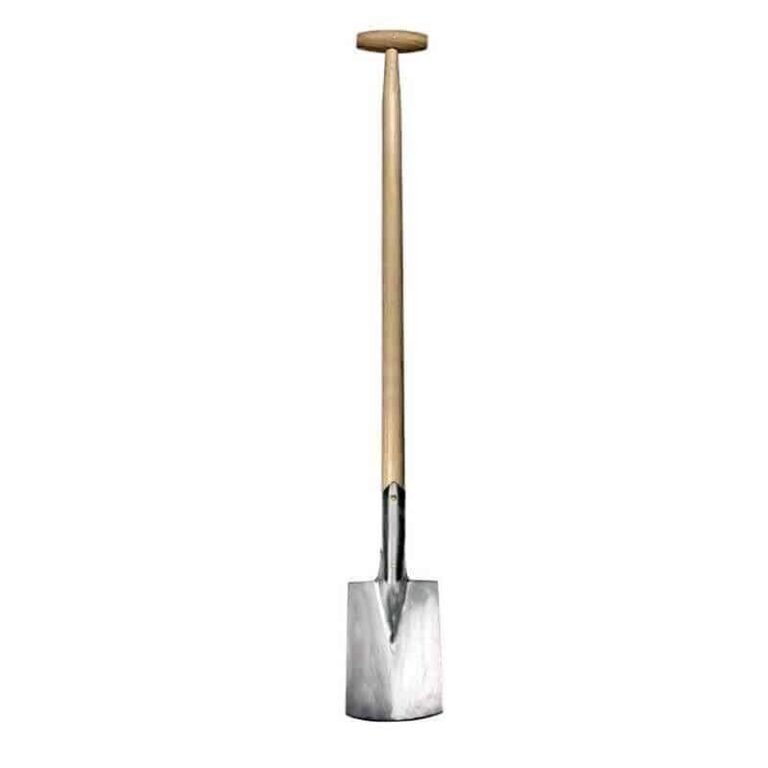 Een SNEEBOER borderspade met een lange houten steel en een zilverkleurig metalen blad, staand op een witte achtergrond.