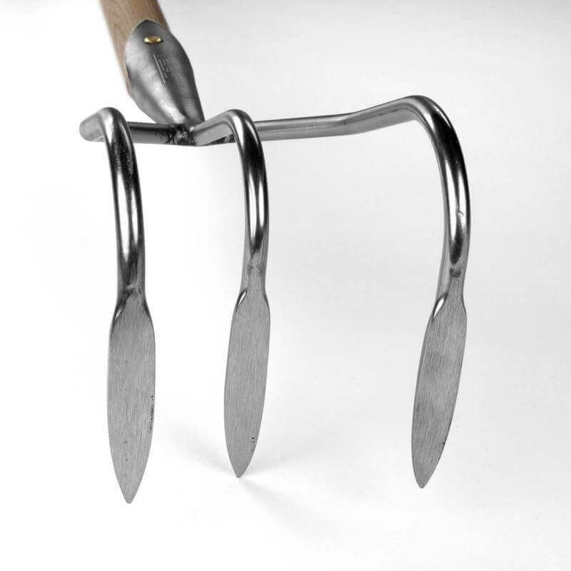 Bovenaanzicht van een SNEEBOER 3-tands cultivator met glanzende metalen tanden en een deel van de houten steel.