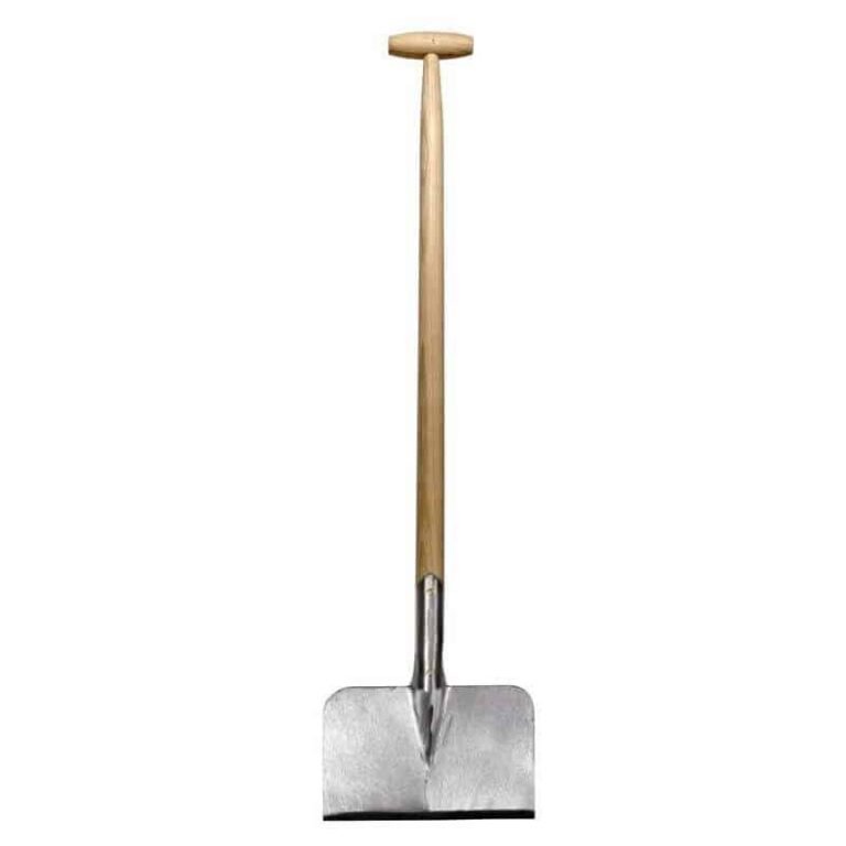 Een verticale foto van een Sneeboer kantschop met een lange houten steel en een plat, rechthoekig metalen blad, staand tegen een witte achtergrond.
