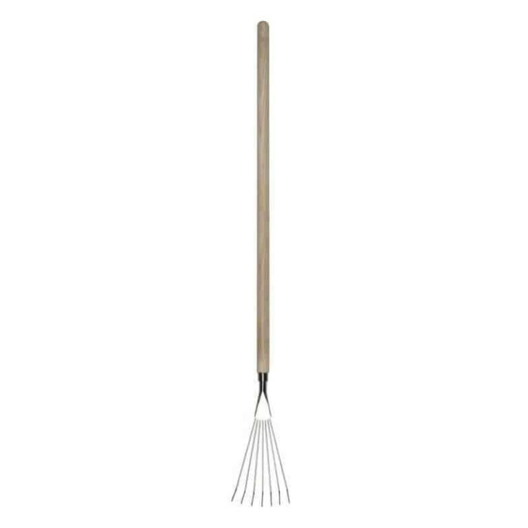 Een volledig zicht op de SNEEBOER kinder bladhark met een lange houten steel en metalen tanden, staand op een witte achtergrond.