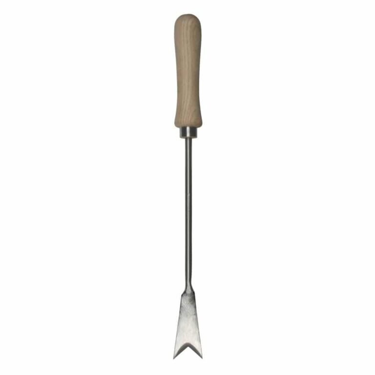 Een onkruidsteker met een licht houten handvat en een lange zilverkleurige metalen steel die eindigt in een V-vormige punt, afgebeeld tegen een witte achtergrond.