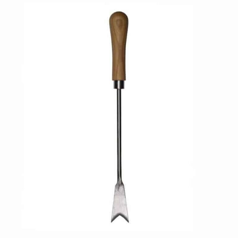 Een verticale weergave van een onkruidsteker met een donkerbruin kersenhouten heft en een lange zilverkleurige metalen steel die eindigt in een scherp, puntig metalen blad.