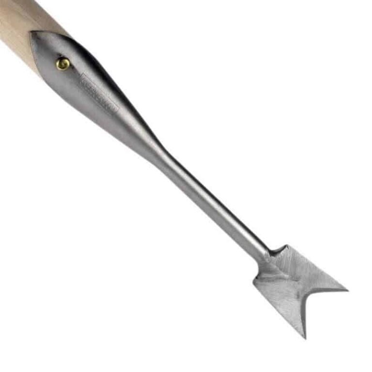 Een onkruidsteker met een lange, lichtgekleurde houten steel die overgaat in een zilverkleurige metalen schacht met een puntige, V-vormige kop.