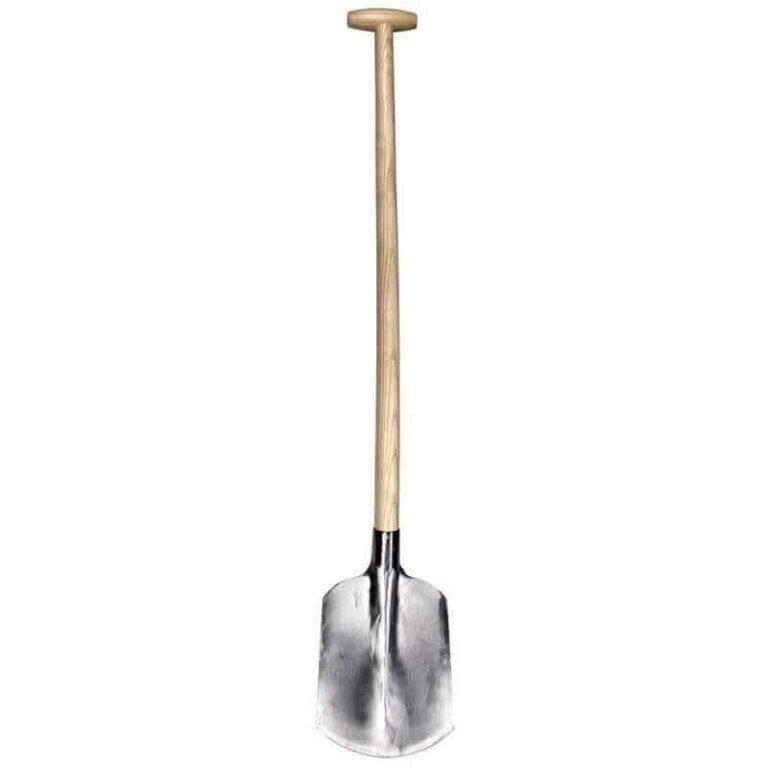 Een volledige weergave van een Sneeboer panschop bats met een lange houten steel en een zilverkleurig metalen blad, staand tegen een witte achtergrond.
