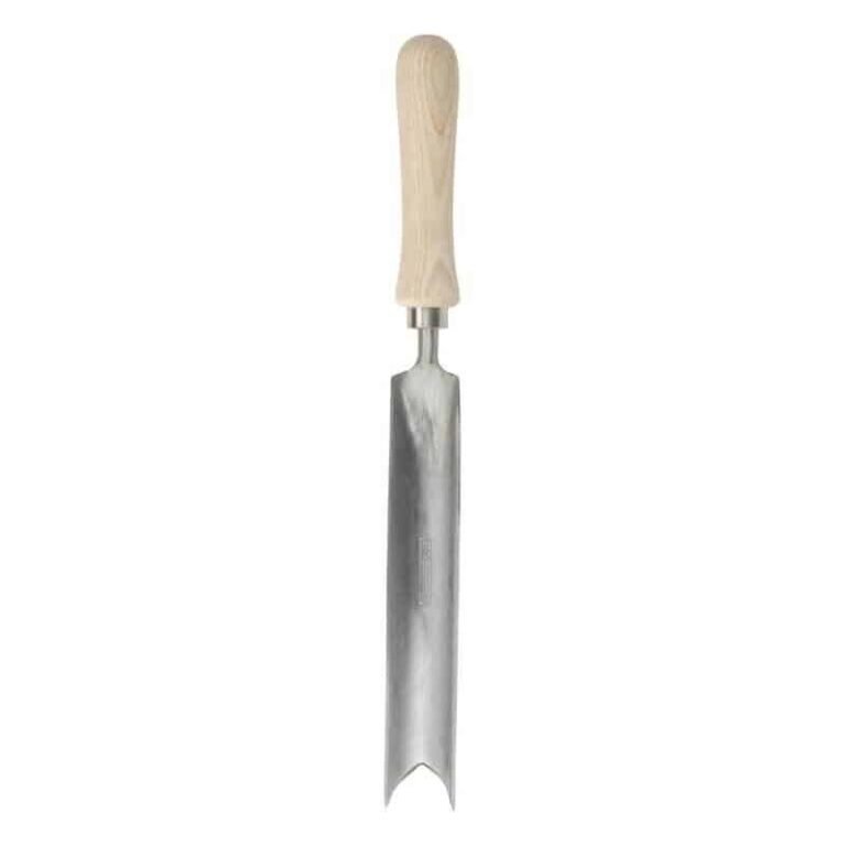 Een lange, slanke Sneeboer penwortelschop met een licht houten handvat en een metalen blad met een concave vorm en een puntige, V-vormige snede.