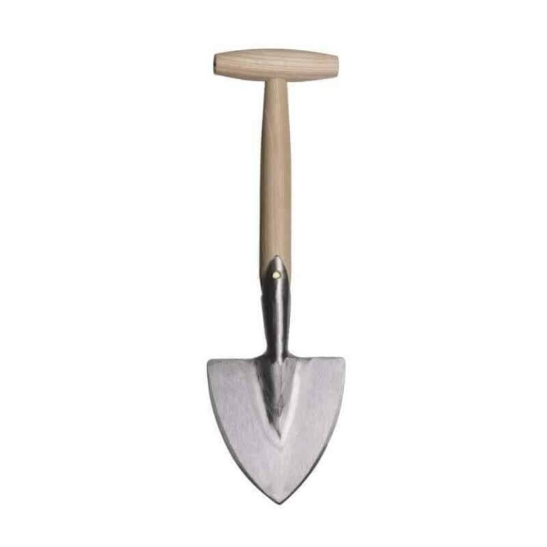 Een Sneeboer plantschopje met een houten T-handvat en een zilverkleurig metalen blad, staand op een witte achtergrond.