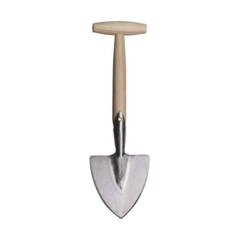 Een Sneeboer plantschopje met een houten T-handvat en een zilverkleurig metalen blad, staand op een witte achtergrond.