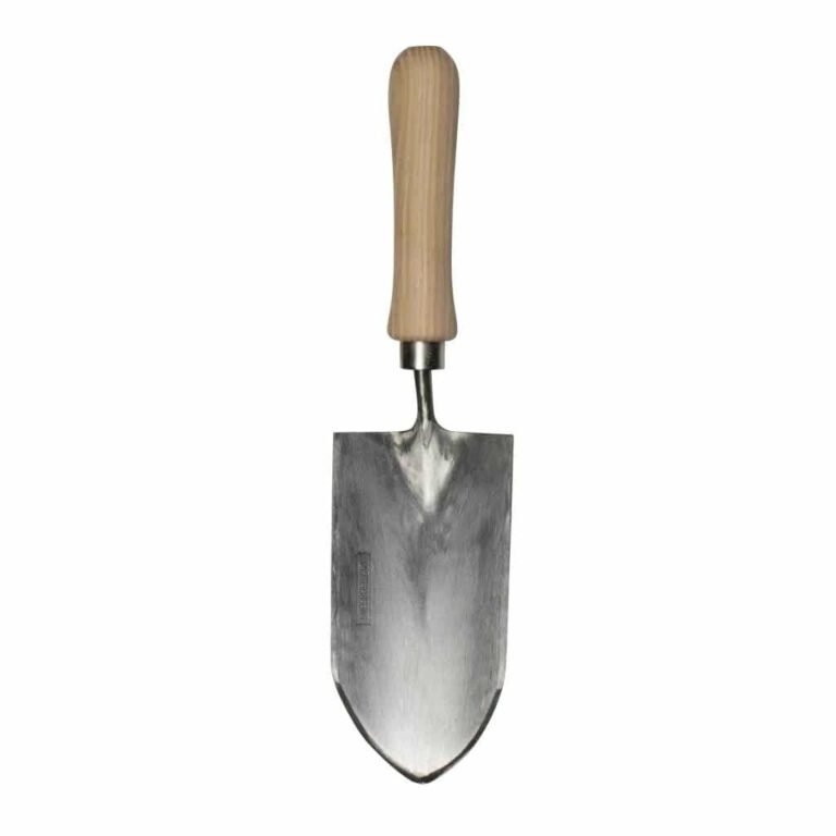 Een robuust verplantschopje met een lichtgekleurde houten handgreep en een zilverkleurig metalen blad, geïsoleerd op een witte achtergrond.
