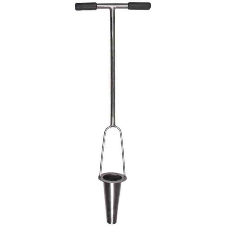 Een complete weergave van de SNEEBOER Rozenpriem RVS, een tuinwerktuig met een lange steel, een T-vormig handvat met zwarte grips en een glimmende, taps toelopende roestvrijstalen priemer aan de onderkant.