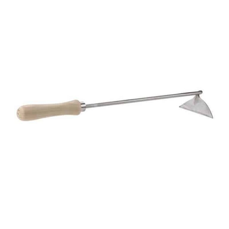 Een SNEEBOER schrepel van 12 cm voor linkshandigen, met een lange metalen steel en een licht houten handvat, op een witte achtergrond.