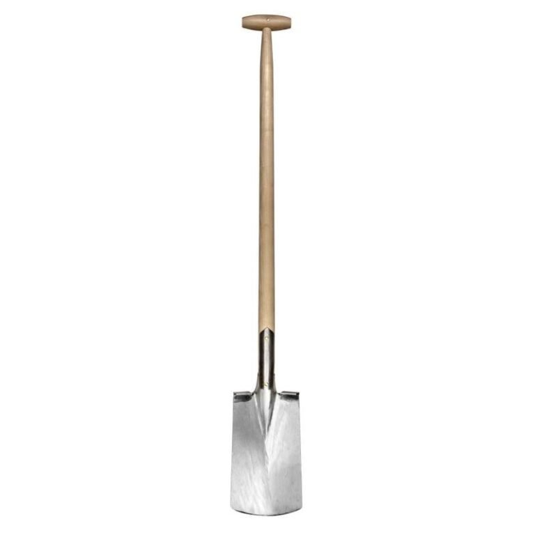 Een Sneeboer steekschop met een houten T-handvat, lange houten steel en glanzend metalen blad met steps, op een witte achtergrond.