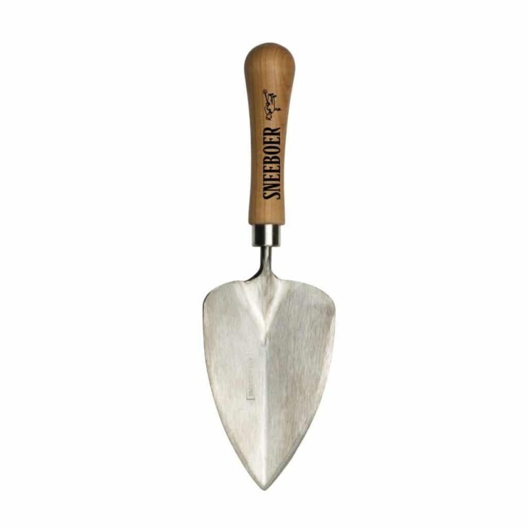 Een verplantschopje met een houten handvat en een zilverkleurig metalen blad, staand op een witte achtergrond. Het merk "SNEEBOER" is verticaal op het handvat gedrukt.