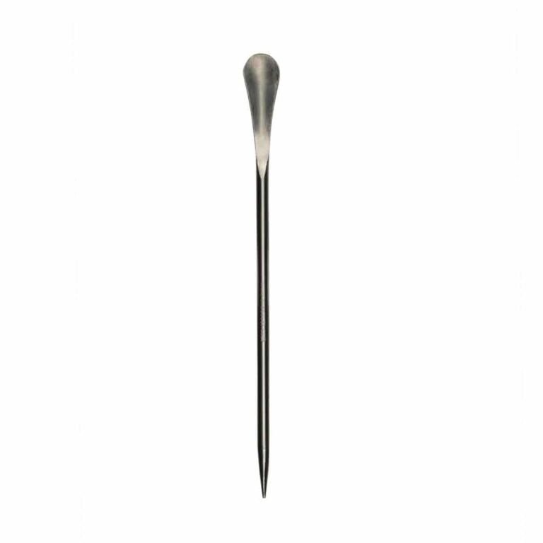 Een zilverkleurig, slank metalen verspeenlepeltje met een spitse punt en een klein, plat lepeltje aan het andere uiteinde, geïsoleerd op een witte achtergrond.