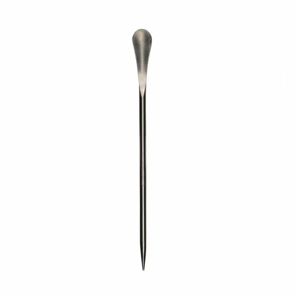 Een zilverkleurig, slank metalen verspeenlepeltje met een spitse punt en een klein, plat lepeltje aan het andere uiteinde, geïsoleerd op een witte achtergrond.