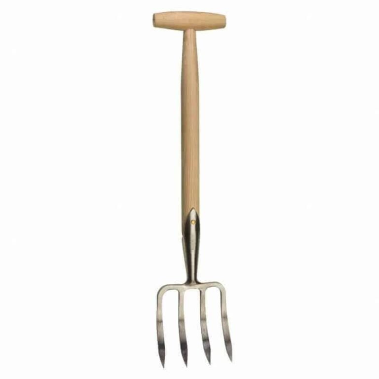 Een complete Sneeboer Zevenbladvorkje voor Onkruidbestrijding met een houten T-handvat en vier metalen tanden, staand op een witte achtergrond.