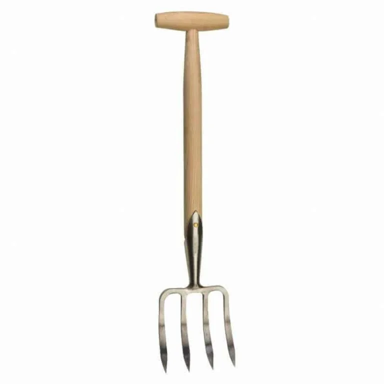 Een complete Sneeboer Zevenbladvorkje voor Onkruidbestrijding met een houten T-handvat en vier metalen tanden, staand op een witte achtergrond.