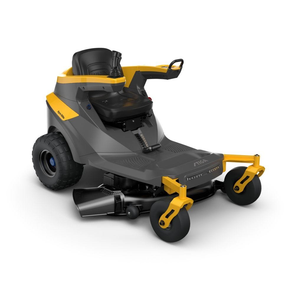 Schuin vooraanzicht van de Stiga Gyro 500e elektrische zitmaaier in geel en grijs.
