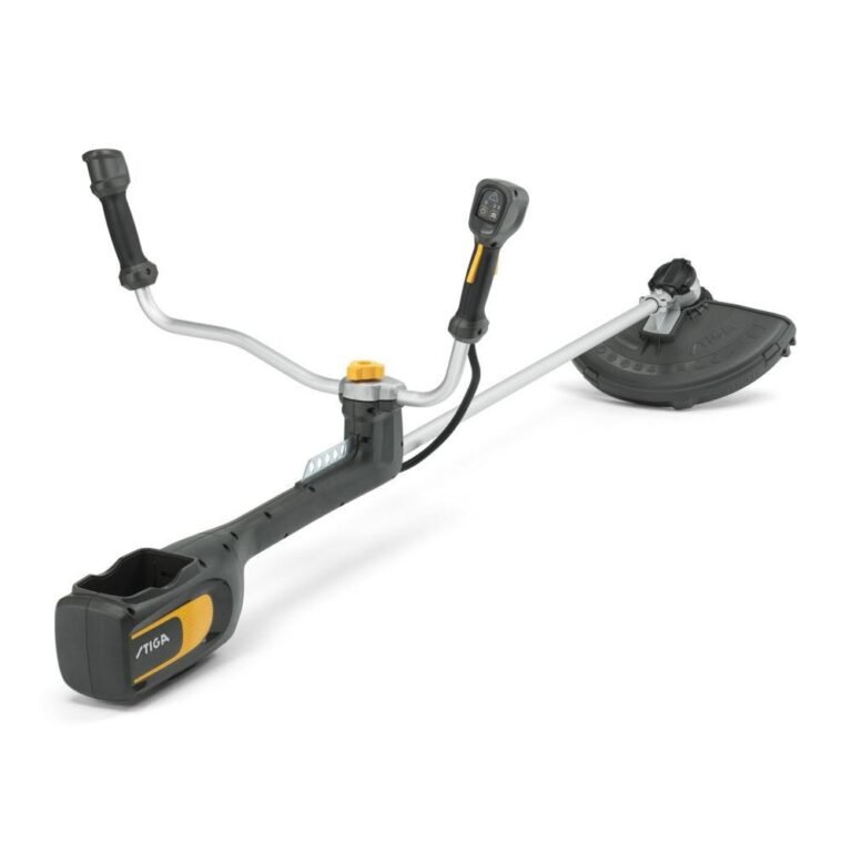 Stiga BC 700e B accu bosmaaier met dubbele handgreep op een witte achtergrond.