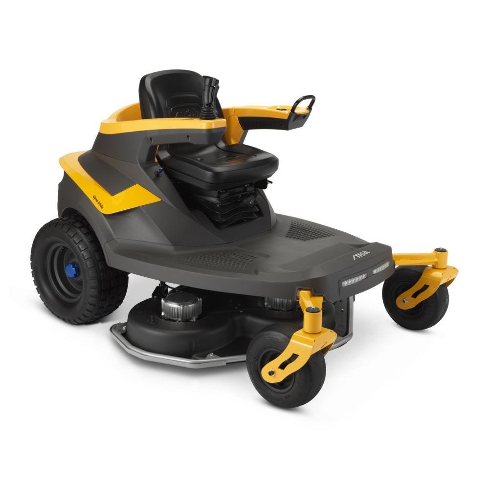 Driekwart vooraanzicht van de Stiga Gyro 900e elektrische zero-turn maaimachine.