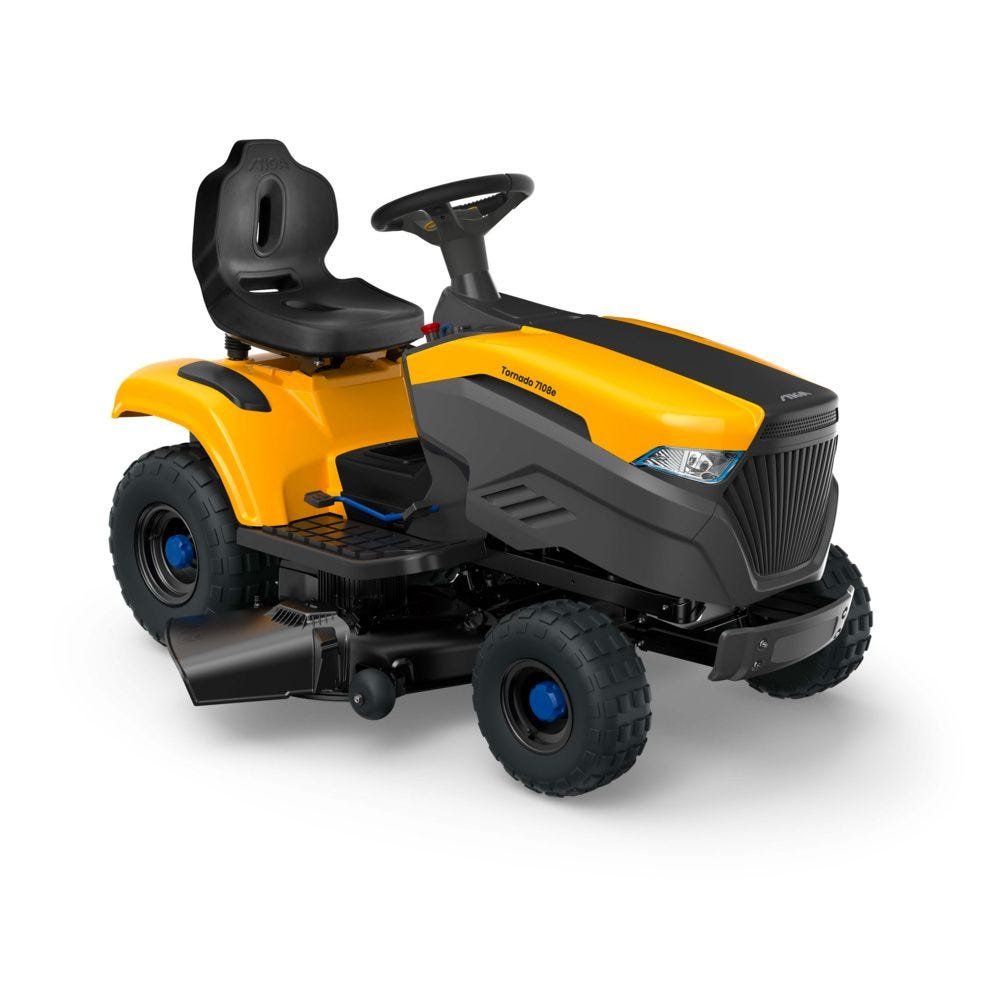 Driekwart vooraanzicht van de STIGA Tornado 7108e elektrische gazontractor.