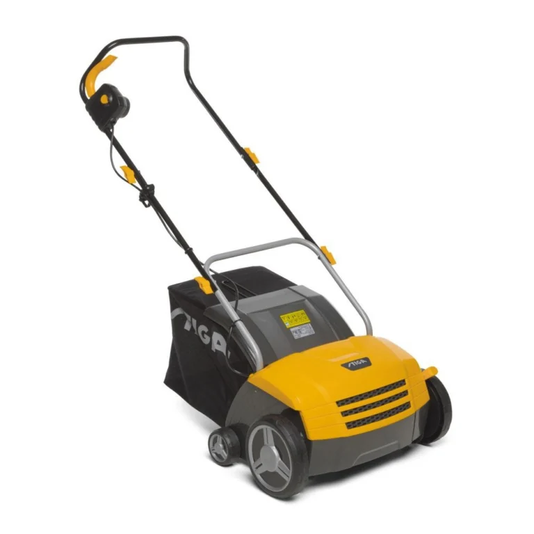 Stiga SV213E elektrische verticuteermachine, schuin vooraanzicht.