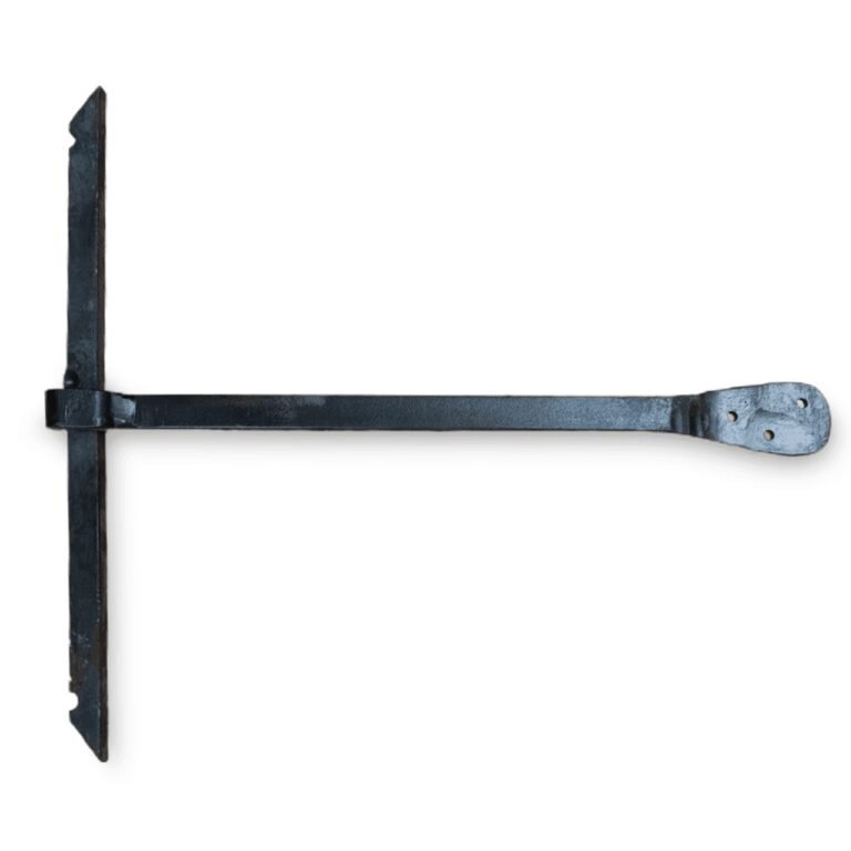 Zwart, handgesmeed traditioneel muuranker op een witte achtergrond.