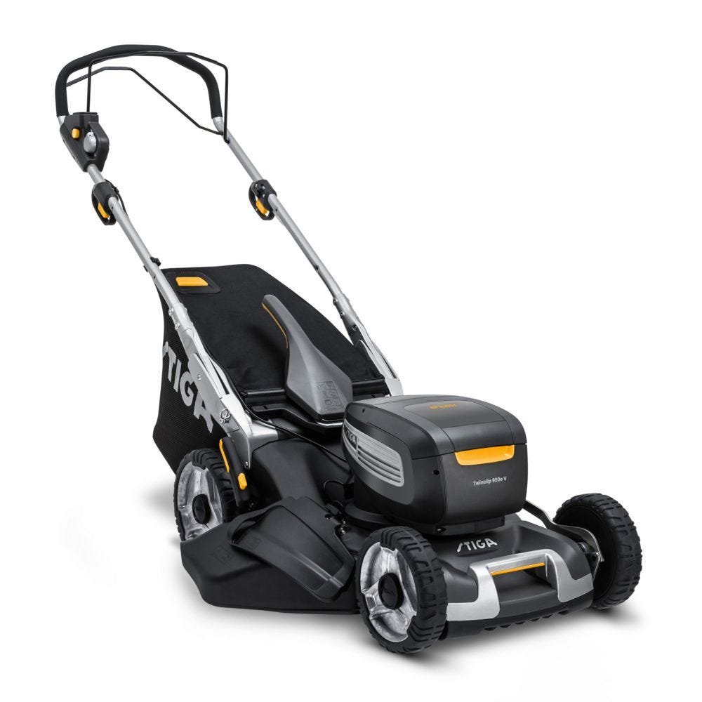 Schuin vooraanzicht van de Stiga Twinclip 950e V accumaaier met opvangbak op een witte achtergrond.