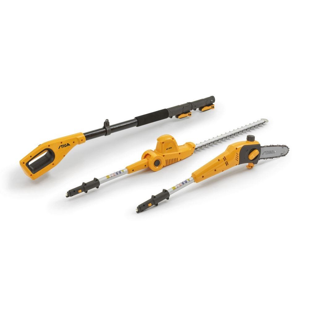 Overzicht van de Stiga MT100e multitool set met basisstation, heggenschaar en kettingzaag opzetstukken.
