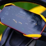 Smartphone op stuur met dashboard-app voor gazonmaaier.