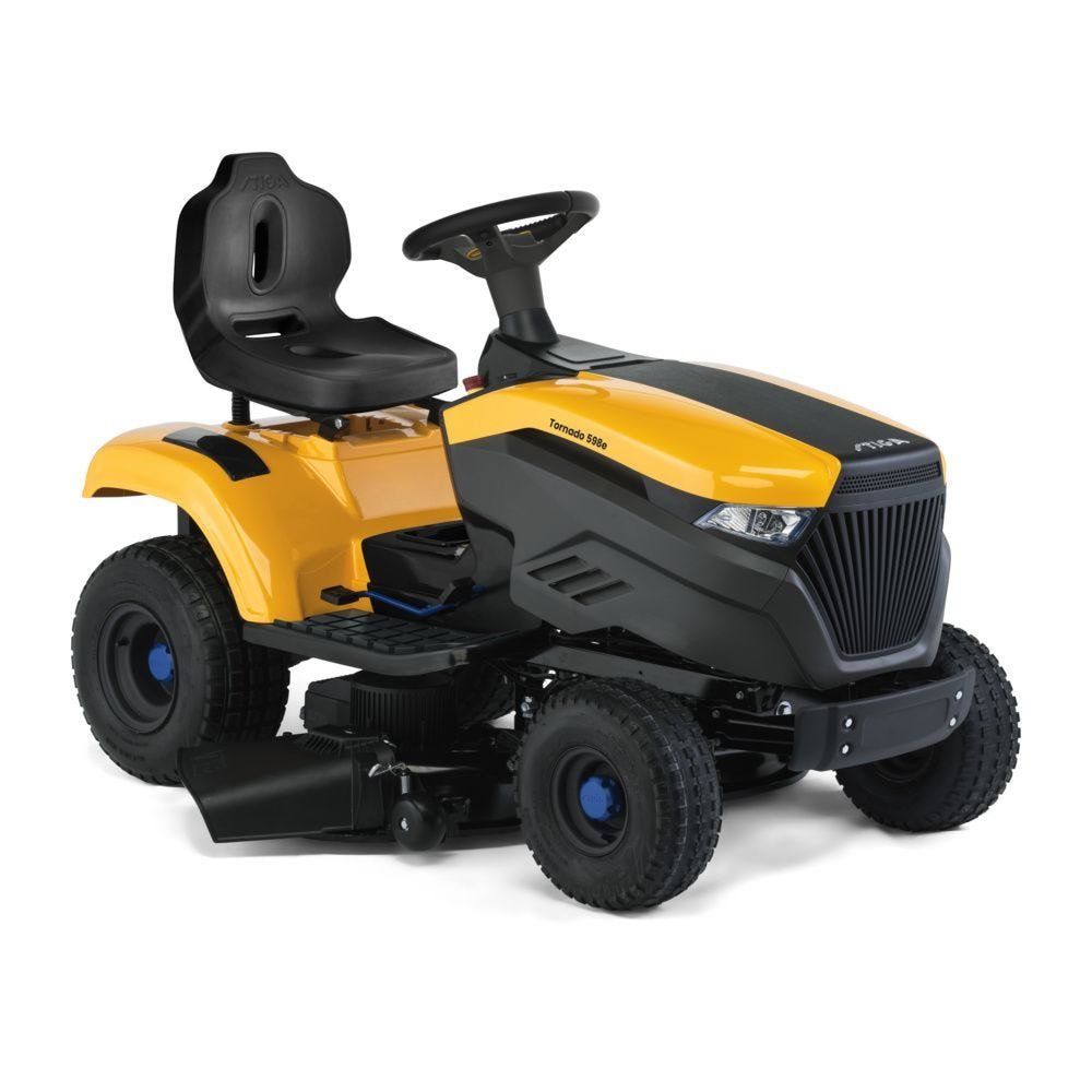 Driekwart vooraanzicht van de Stiga Tornado 598e elektrische gazontractor in geel en zwart.
