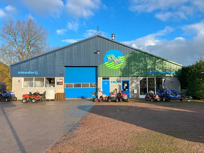 De zaak van Dick Norg aan de Tinallingerweg in Baflo, met machines voor de deur