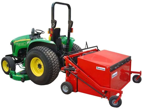 Intermac STX121 veegmachine achter een groene compacte tractor