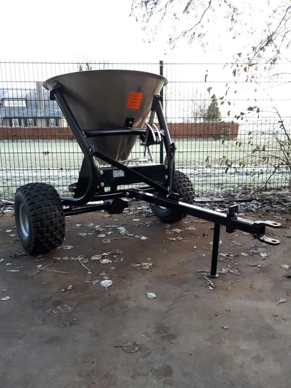 Faza getrokken zoutstrooier TFS250I van opzij, met dissel en gazonbanden