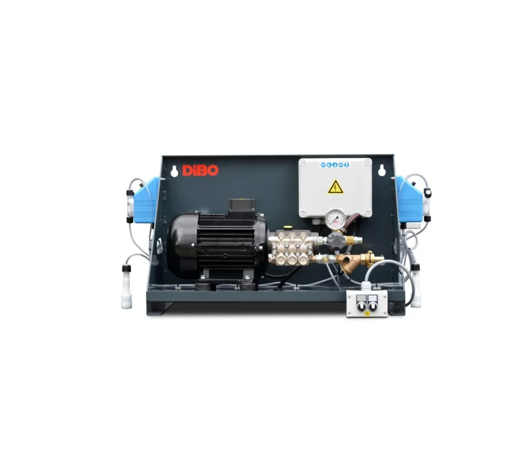 DiBo CPU-S 200/13 SS DP OPEN van voren, met elektromotor, hogedrukpomp en aan weerszijden een blauwe doseerpomp