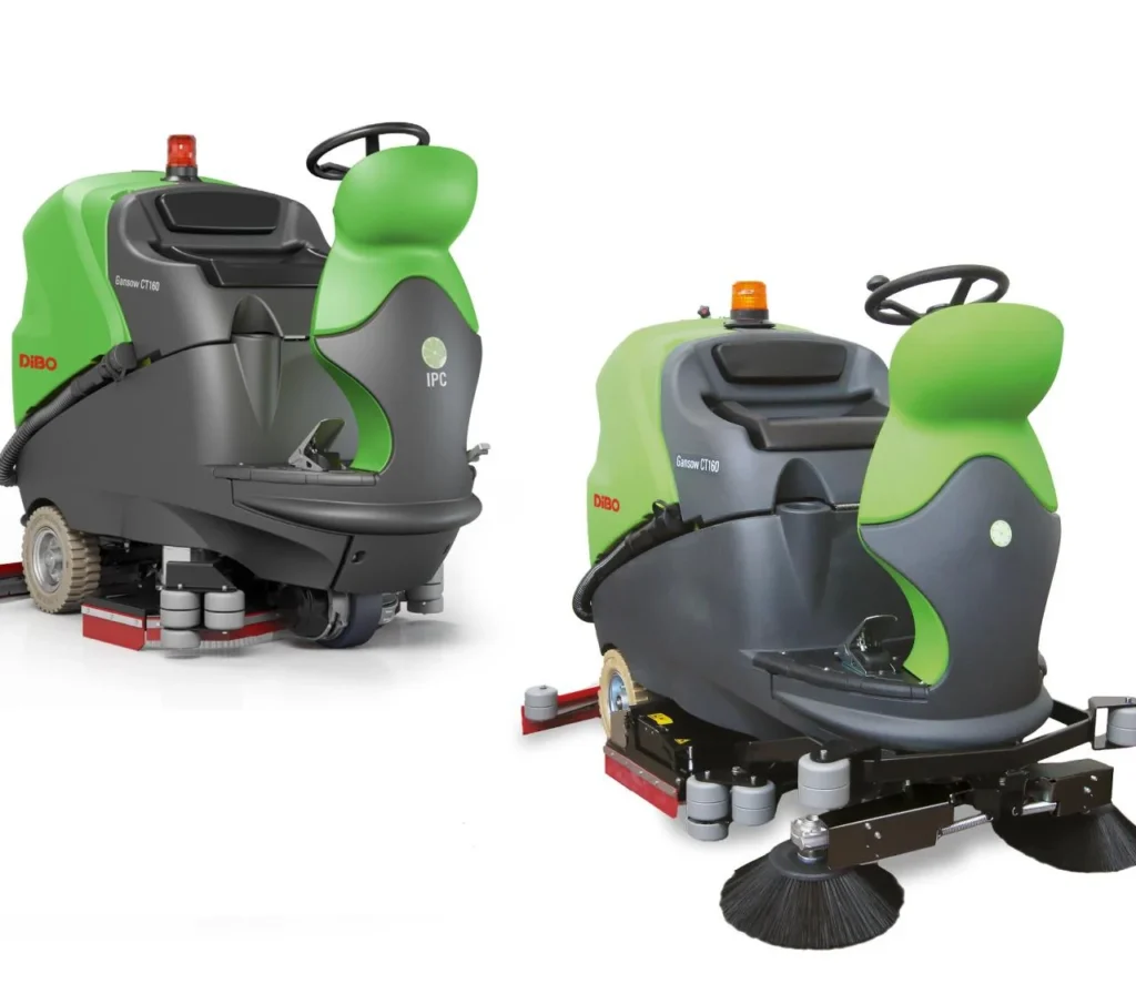 Twee DiBo CT160 schrobmachines: links zonder zijborstels, rechts de Sweep met twee zijborstels voor de veegfunctie