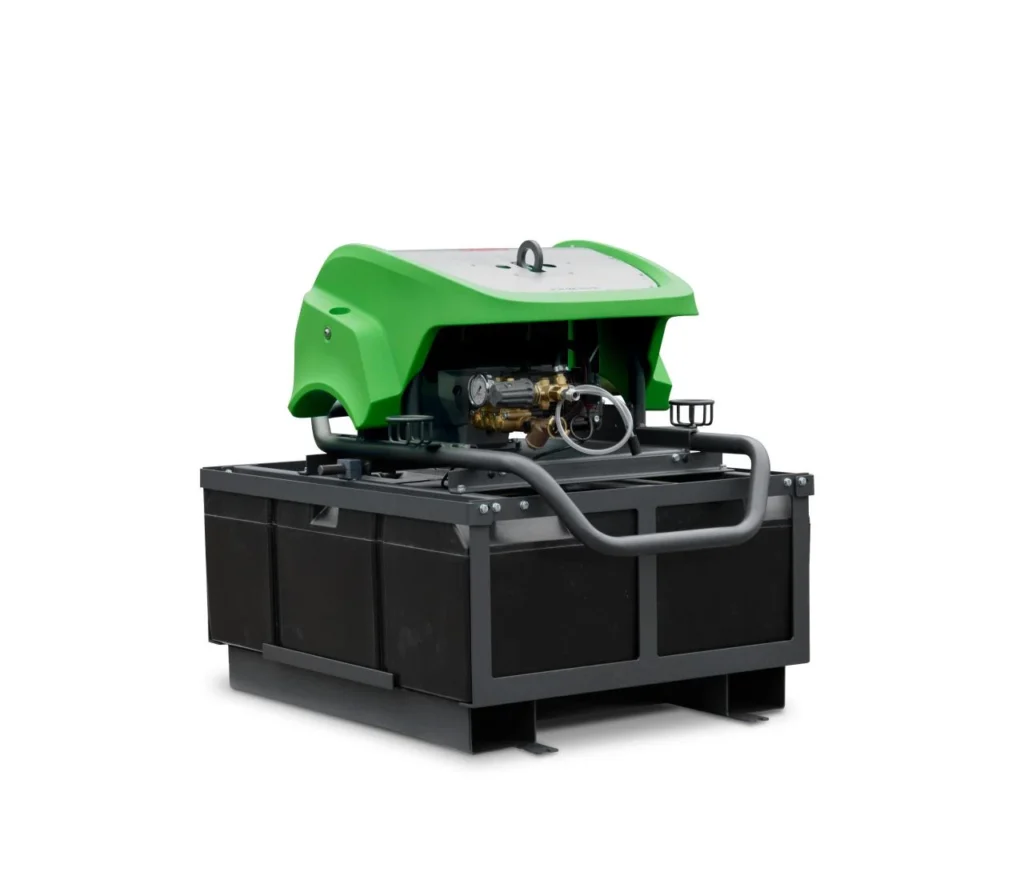 ECN-MB SKID schuin van voren, met de pomp onder de groene kap en de watertank in het zwarte frame
