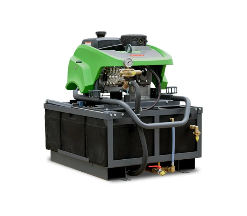 DiBo PTL-M SKID: groene motorkap met benzinemotor en pomp op een stalen frame boven een zwarte watertank