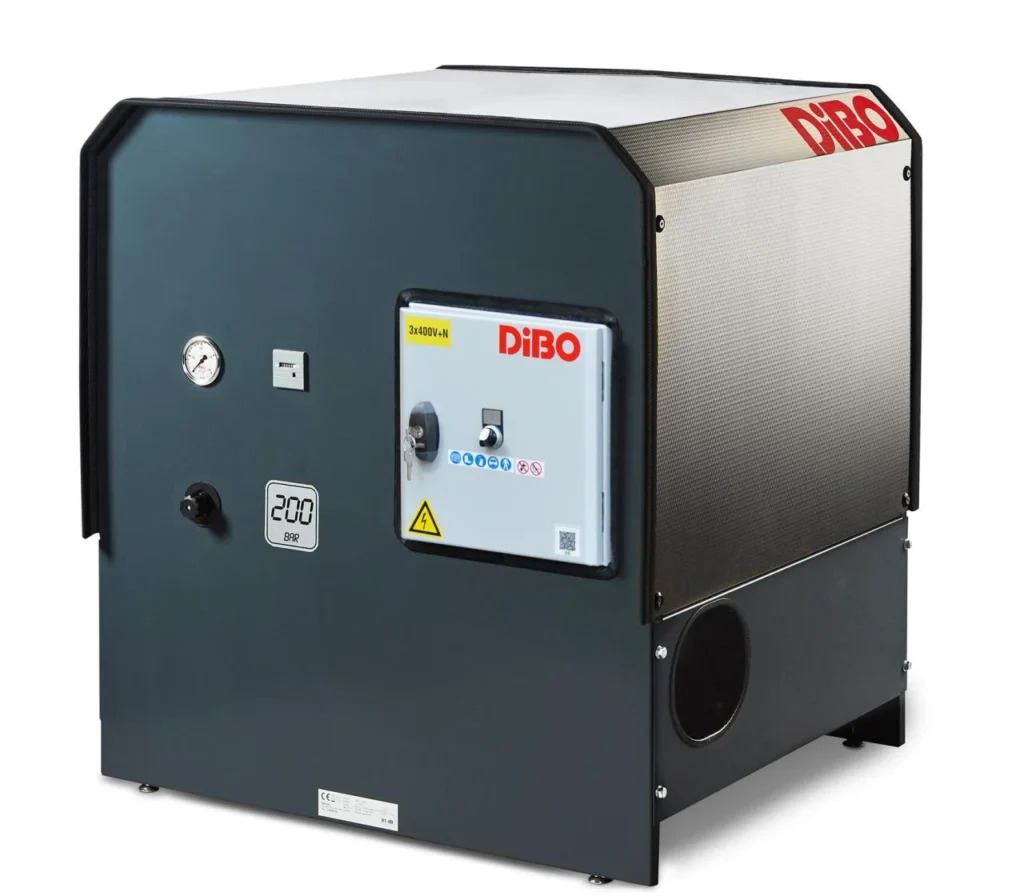 DiBo SBH-E van rechtsvoor, met manometer, urenteller, drukaanduiding en schakelkast voor 3 x 400 V