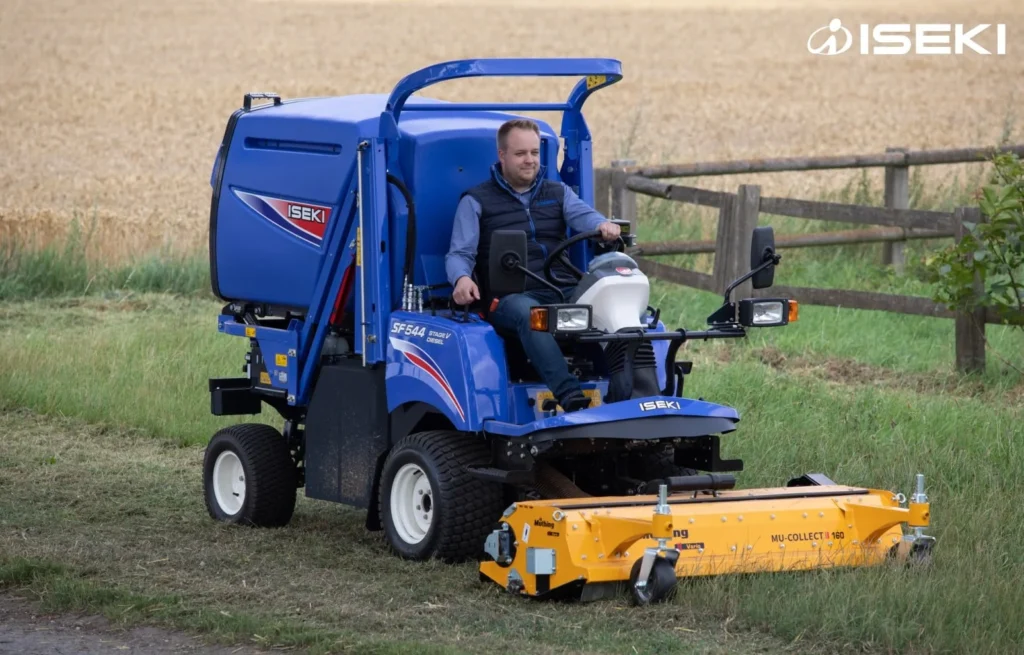 Iseki SF 544 maait langs een weiland met een geel maaidek