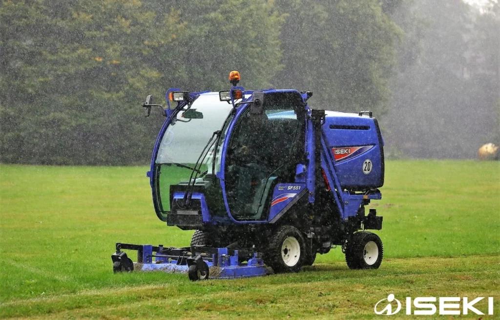 Iseki SF 551 met cabine maait in de regen