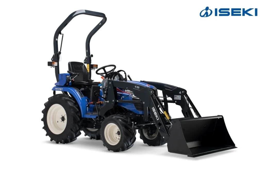 Iseki TM 3187 minitractor met frontlader, schuin van voren gezien, vrijgesteld op witte achtergrond