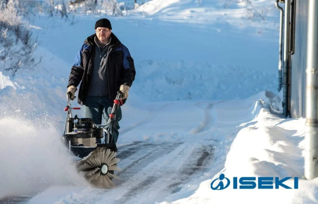 Man veegt sneeuw met de Iseki veegmachine