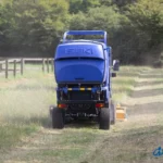Iseki SF 544 van achteren op een zandpad met opvangbak