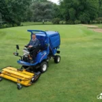 Iseki SF 551 met geel maaidek op een golfbaan